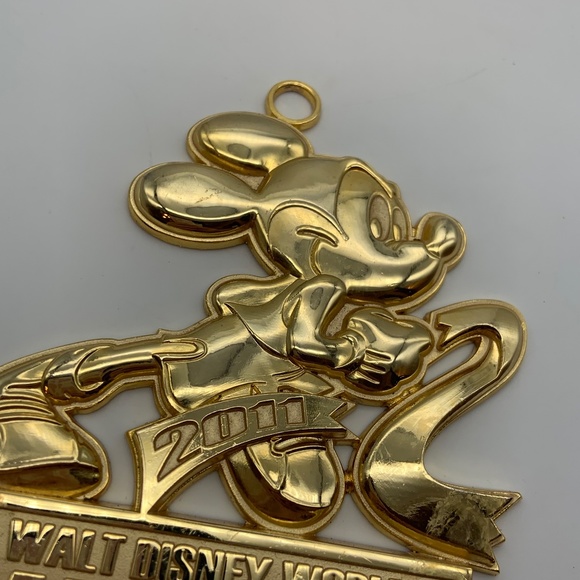 Disney Walt Disney World Marathon Mickey Mouse 2011 Gold Tone Medal - Picture 6 of 12